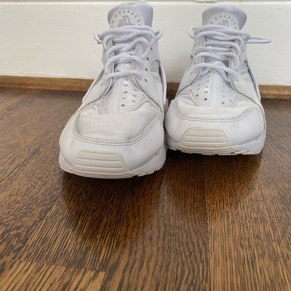 Women’s Nike Air Hurache - Picture 2 of 6